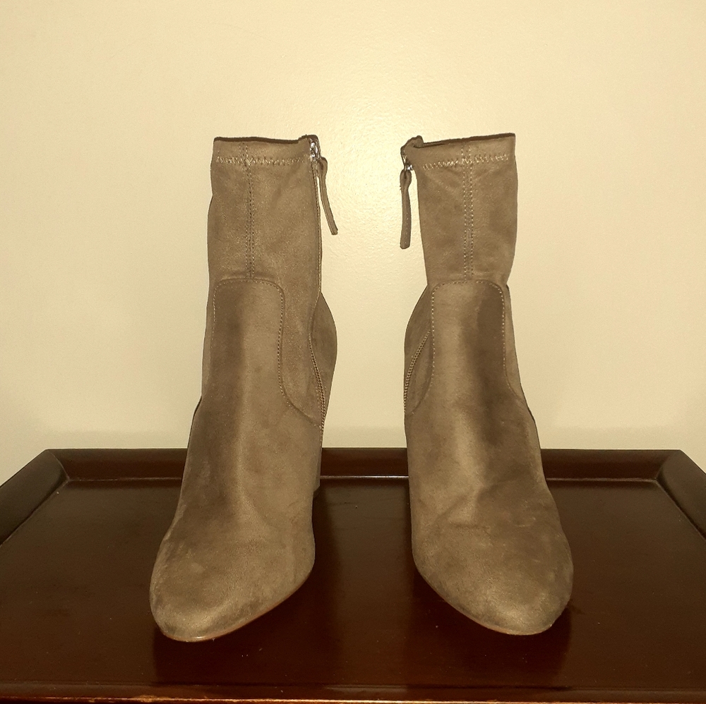 Steve Madden size 8 Suede High Heel booties taupe color